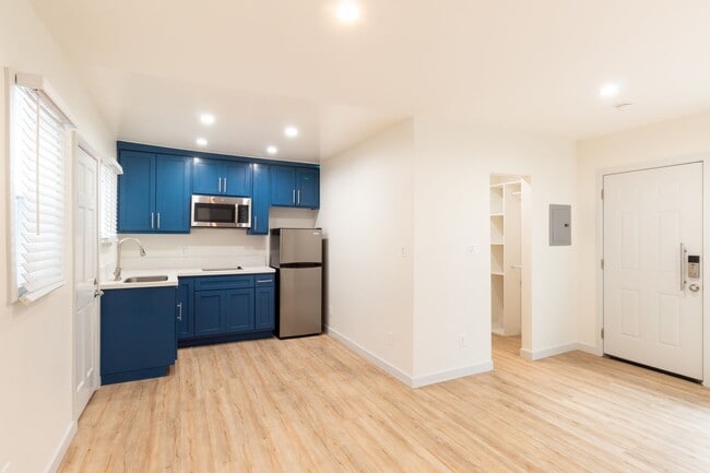 1208 Daisy Ave, Unit 09 in Long Beach, CA - Foto de edificio - Building Photo