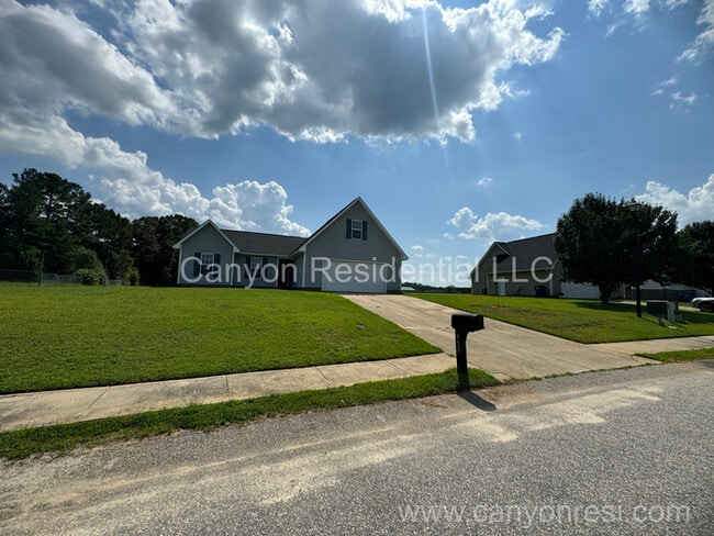 323 Rushmore Ct in Raeford, NC - Building Photo - Building Photo