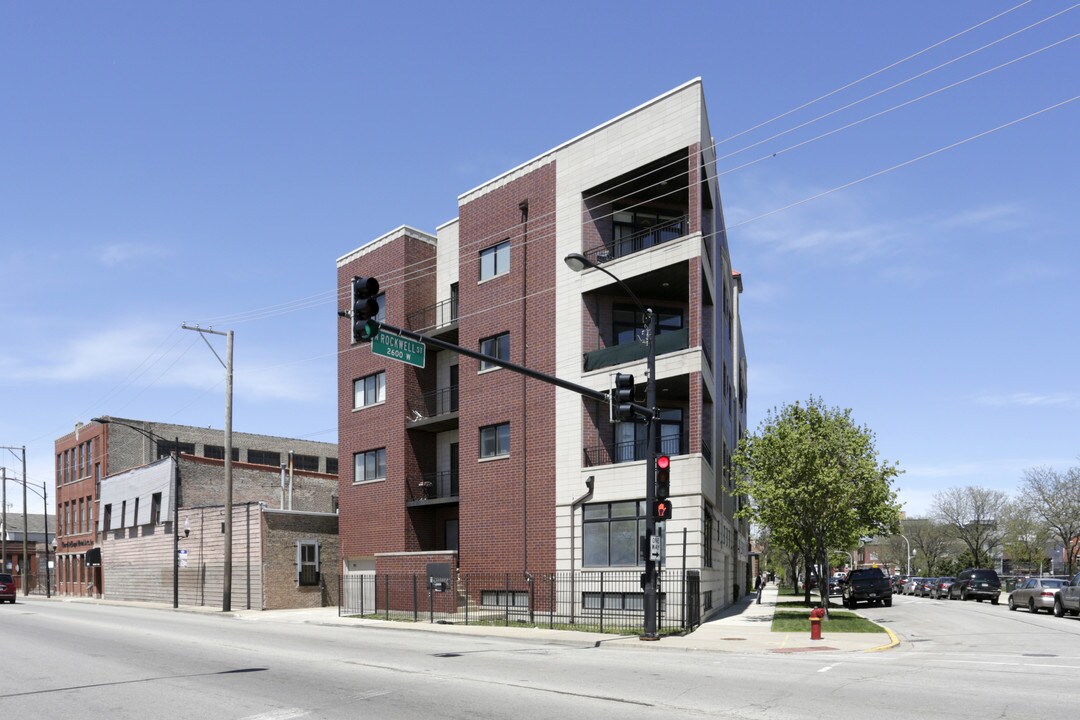 2600 W Grand Ave in Chicago, IL - Building Photo