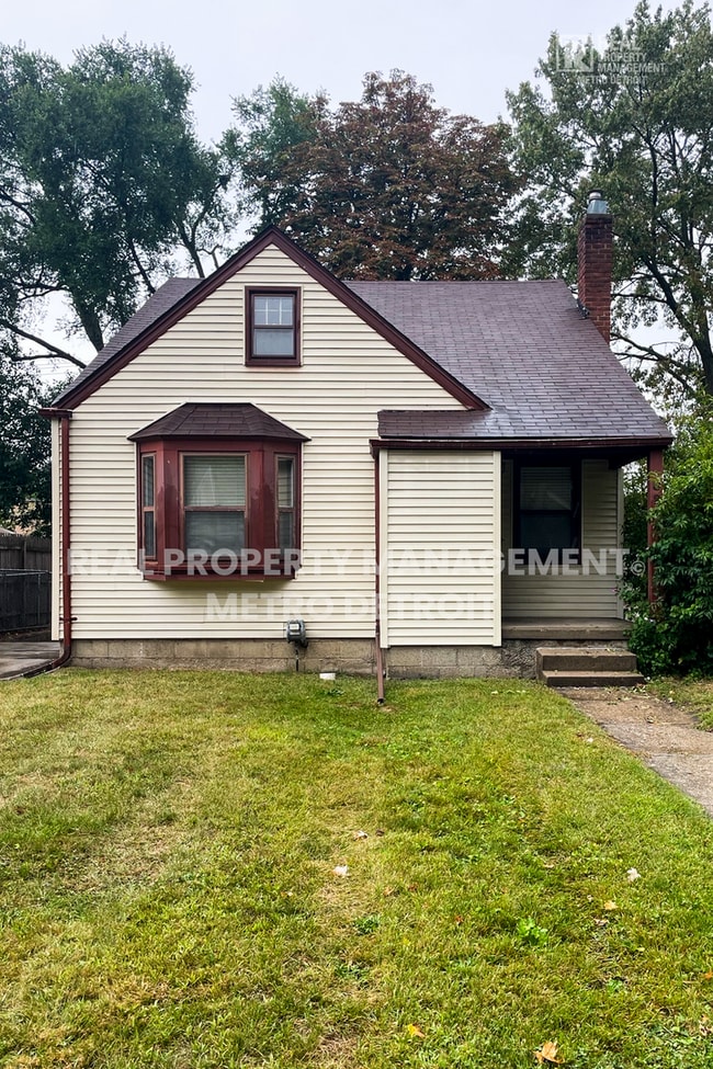 property at 823 E 2nd St