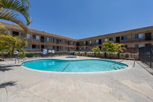 London Arms -14100-14030 CHADRON AVE in Hawthorne, CA - Building Photo