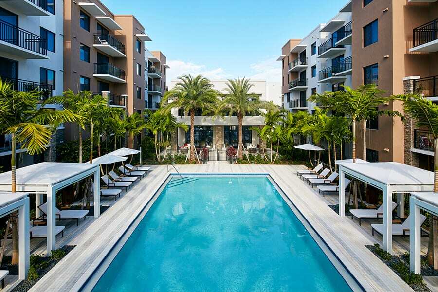 Cortland Deerfield Station in Deerfield Beach, FL - Foto de edificio