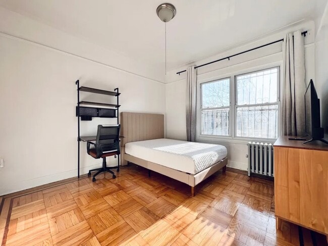 Furnished room/NOT APARTMENT, Unit 2 in Queens, NY - Foto de edificio - Building Photo