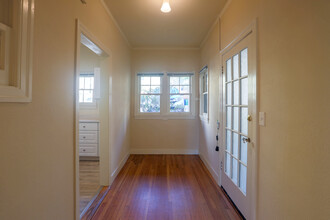 Garden Court in Berkeley, CA - Building Photo - Interior Photo