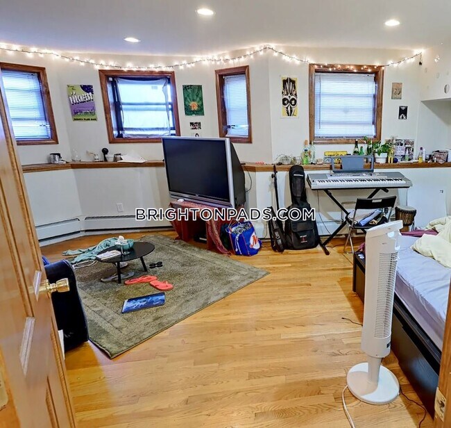 1422 Commonwealth Ave, Unit 7 in Boston, MA - Building Photo - Building Photo
