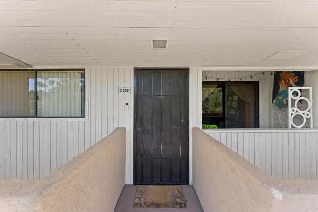 680 N Ashurst Ct in Palm Springs, CA - Building Photo - Building Photo