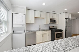 880 St Charles Ave NE in Atlanta, GA - Building Photo - Building Photo
