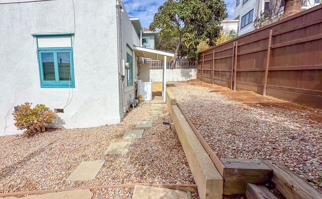 2119-2123 Albatross St