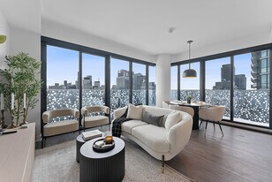 55 Charles St E in Toronto, ON - Building Photo