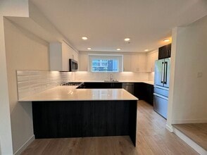 11208 Pinehurst Way NE in Seattle, WA - Foto de edificio - Building Photo