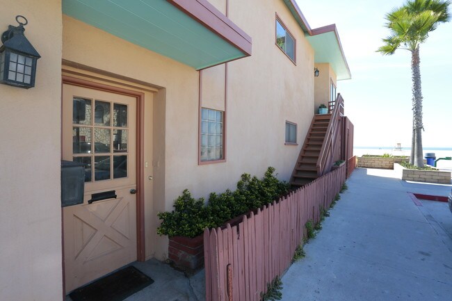 6710 W Oceanfront in Newport Beach, CA - Building Photo - Building Photo