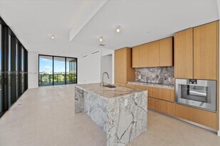 500 Alton Rd in Miami Beach, FL - Building Photo