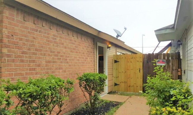 Bonn Echo Duplexes in Houston, TX - Building Photo - Building Photo