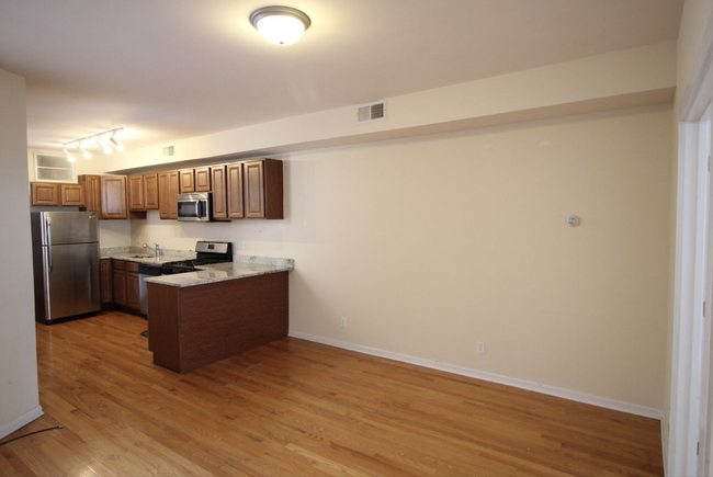 3318 W Lawrence Ave, Unit 2