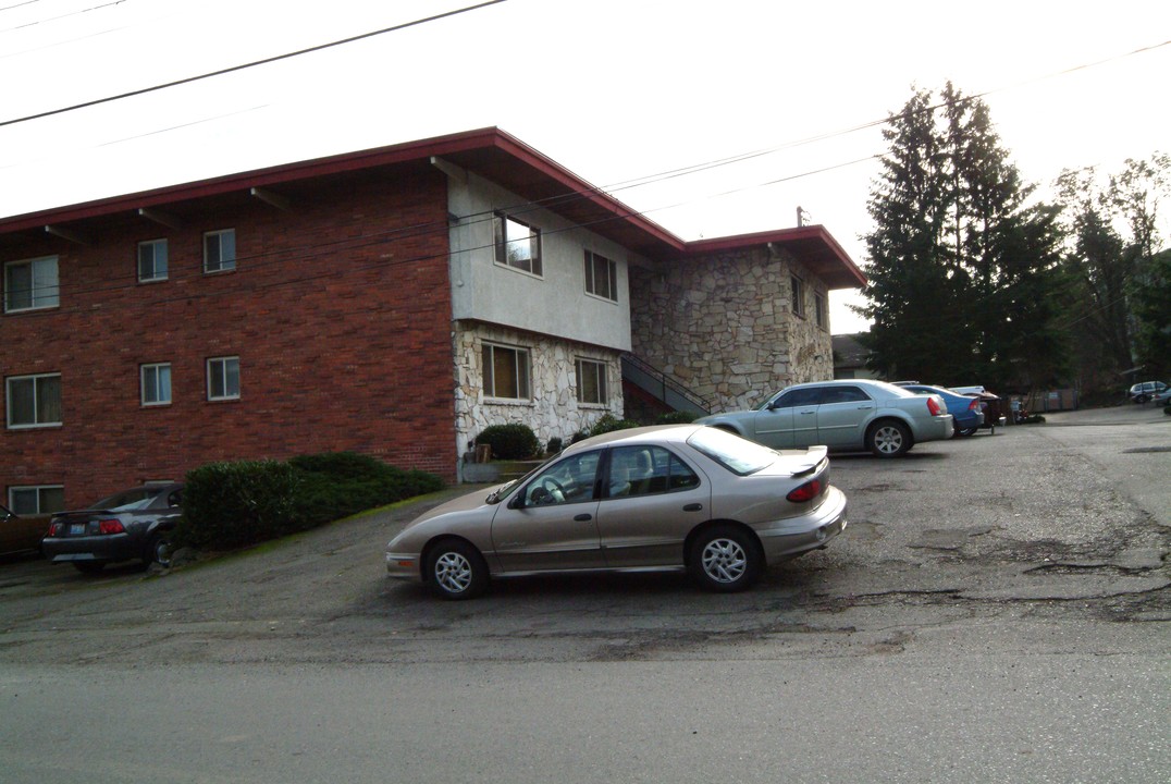 Astro Plaza Apartments in Burien, WA - Building Photo