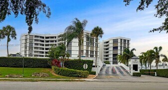 13953 Kendale Lakes Cir in Miami, FL - Building Photo