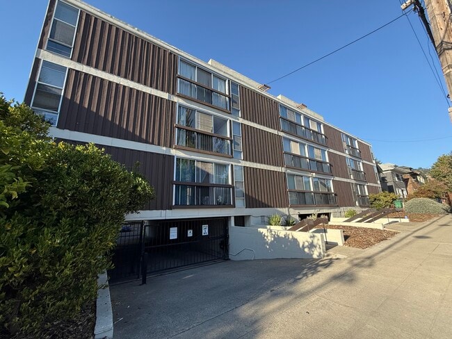 2211 Carleton St