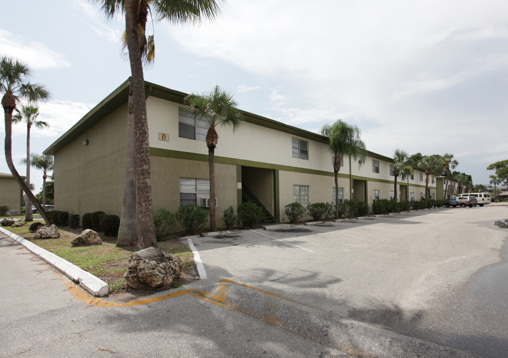 Harbor Palms in Ft. Myers, FL - Building Photo