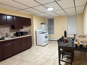 196 Chelsea St, Unit 3 in Boston, MA - Building Photo - Building Photo