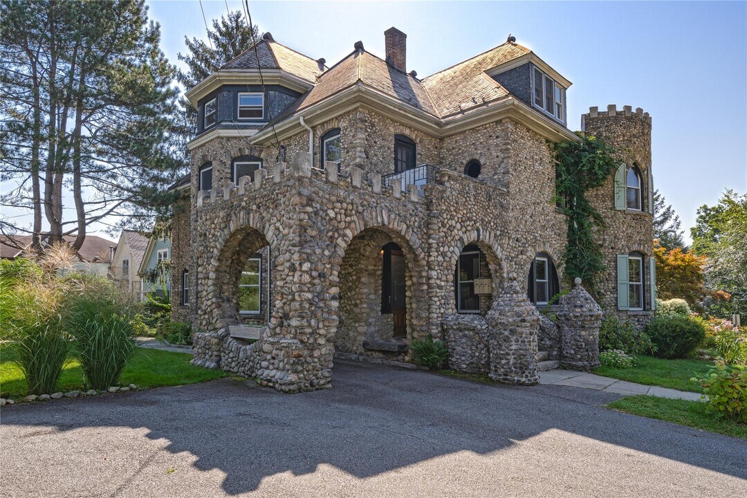 16 Bedford Rd in Katonah, NY - Building Photo