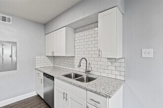 4832 Locke Ave in Fort Worth, TX - Building Photo - Building Photo