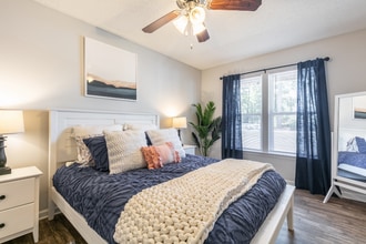 Hawthorne at New Centre in Wilmington, NC - Foto de edificio - Building Photo