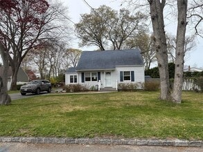 17 Eastover Rd in Sayville, NY - Building Photo - Building Photo