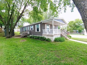 2005 Falcon Terrace NW in Stewartville, MN - Foto de edificio - Building Photo