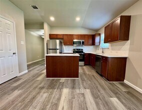 221 Baldwin St in Hutto, TX - Building Photo - Building Photo