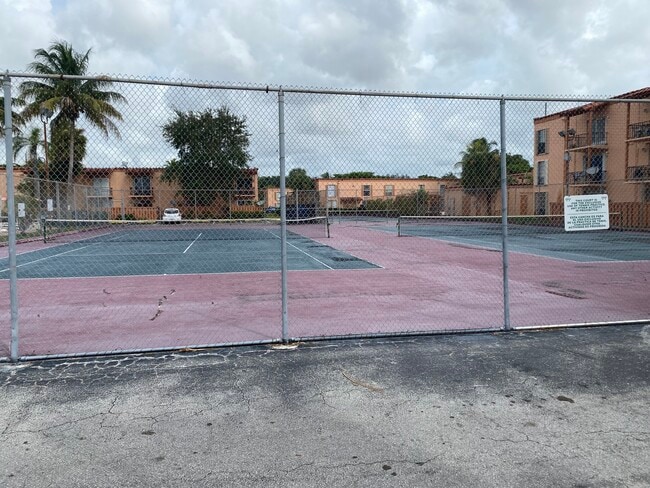 7151 Miami Lakes Dr, Unit P22 in Miami Lakes, FL - Foto de edificio - Building Photo