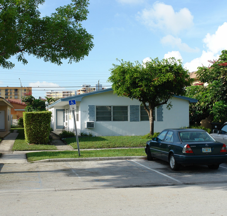 2046 NE 168th St in Miami, FL - Building Photo