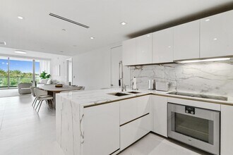 10203 Collins Ave, Unit 305 in Bal Harbour, FL - Foto de edificio - Building Photo