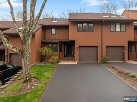 87 Sullivan Dr in West Orange, NJ - Building Photo