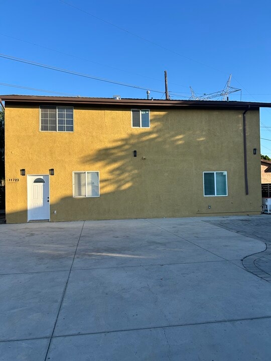 11723 Pendleton St in Sun Valley, CA - Foto de edificio