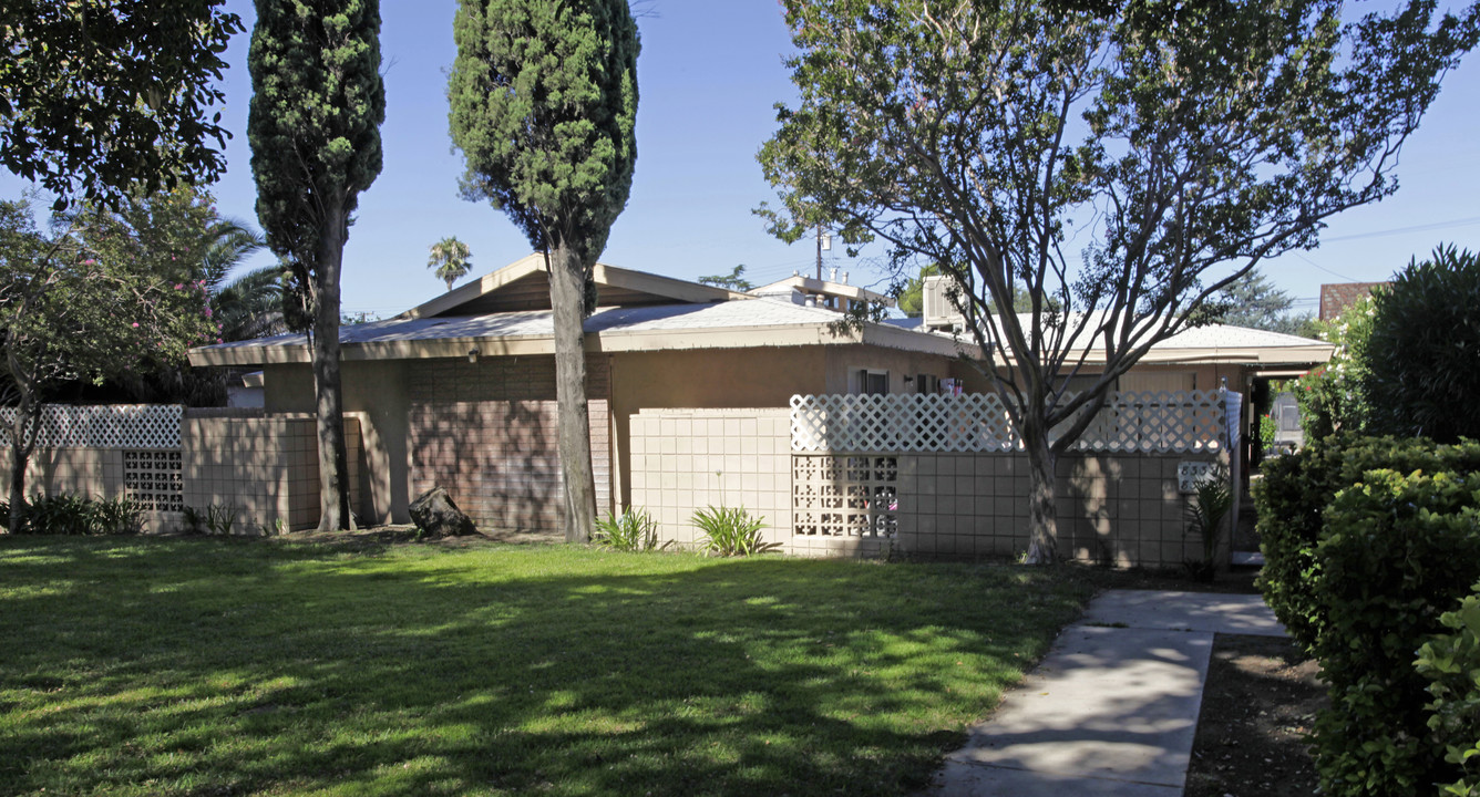 8332 Nuevo Ave in Fontana, CA - Foto de edificio