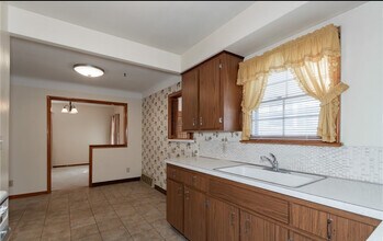 418 E 274th St in Euclid, OH - Building Photo - Building Photo