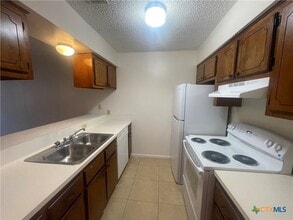 201 Versailles St in Victoria, TX - Building Photo - Building Photo