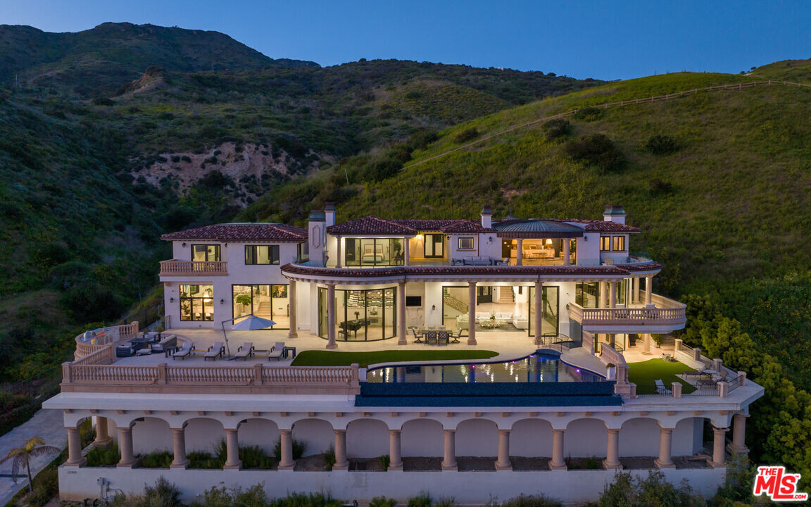 22435 Pacific Coast Hwy in Malibu, CA - Building Photo