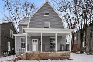 411 6th St NW, Unit 2 in Grand Rapids, MI - Building Photo