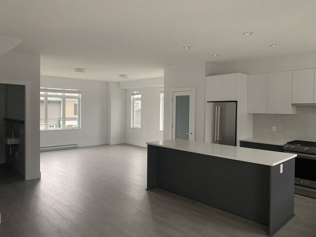 2070 Oak Meadows Dr in Surrey, BC - Building Photo - Building Photo