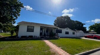 4594 10th Ave N in St. Petersburg, FL - Building Photo