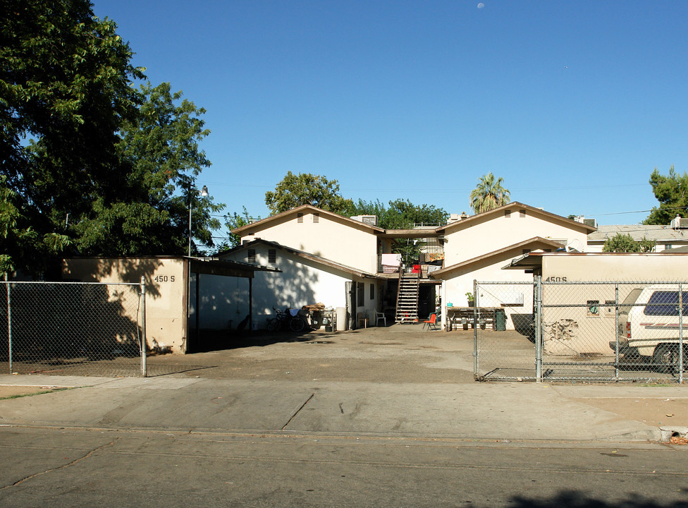 450 S Woodrow Ave in Fresno, CA - Building Photo