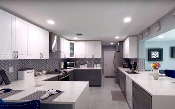 8275 Shadow Wood Blvd in Coral Springs, FL - Building Photo - Building Photo