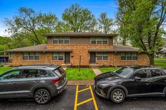 Hanssler Court Apartments in Peoria, IL - Building Photo - Building Photo