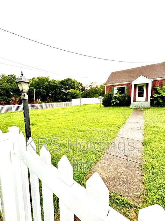 107 Golf Dr in Madison Heights, VA - Building Photo