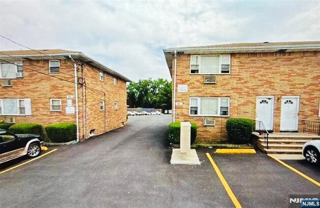 86 Contant Ave, Unit 4A