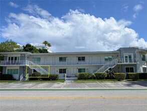 10101 W Bay Harbor Dr in Bay Harbor Islands, FL - Building Photo - Building Photo