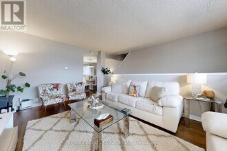 321 Blackthorn St in Oshawa, ON - Building Photo - Building Photo