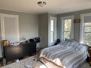 10 Burtt St, Unit 10 in Lowell, MA - Foto de edificio - Building Photo