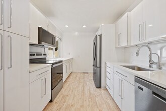 75 Cos Cob Ave in Greenwich, CT - Building Photo - Building Photo